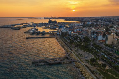 Limasol 'da günbatımı, hava manzarası. Kıbrıs 'a seyahat ve Akdeniz tatil kavramı