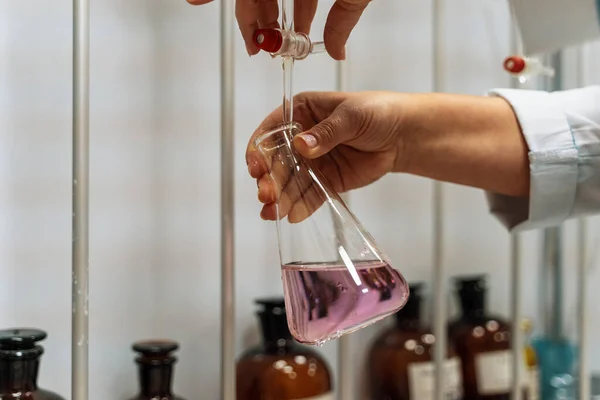 Béquer de laboratório em teste, reação química, close-up — Fotografia de Stock