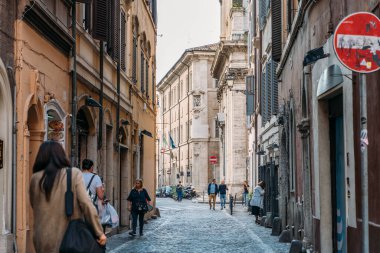 Roma caddesi, güzel eski İtalyan evleri ve turistlerle - Roma, İtalya - Ekim 2019