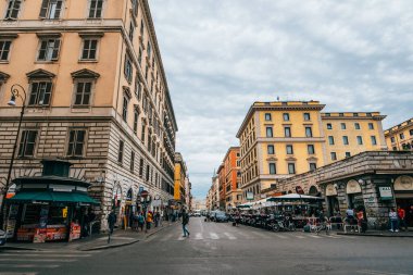Roma caddesi, güzel eski İtalyan evleri ve turistlerle - Roma, İtalya - Ekim 2019
