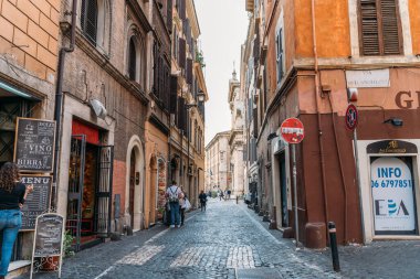 Roma caddesi, güzel eski İtalyan evleri ve turistlerle - Roma, İtalya - Ekim 2019