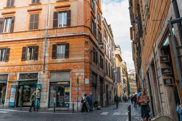 Calle Roma con hermosas casas italianas antiguas y turistas - Roma, Italia - Octubre 2019 — Foto de Stock