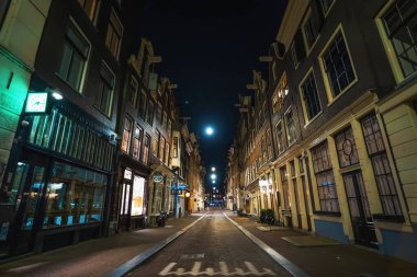 Amsterdam, Hollanda - 17 Şubat 2020: Amsterdam şehir merkezinde insan olmayan boş cadde, kapalı dükkanlar ve restoranlar, koronavirüs tehlikesi