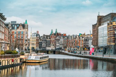 Amsterdam, Hollanda - 18 Mart 2020: Amsterdam 'ın tarihi merkezinin yarısı boş sokaklar, Coronavirus salgını nedeniyle az sayıda insan ve turist ve turist karantinada