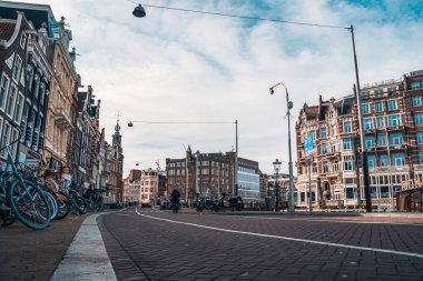 Amsterdam, Hollanda - 18 Mart 2020: Amsterdam 'ın tarihi merkezinin yarısı boş sokaklar, Coronavirus salgını nedeniyle az sayıda insan ve turist ve turist karantinada