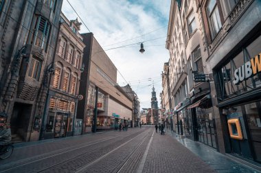 Amsterdam, Hollanda - 18 Mart 2020: Tarihi şehir merkezinde, karantinada, kapalı mağazalarda ve restarhalarda, Coronavirus salgını, Covid-19 tehlikesi