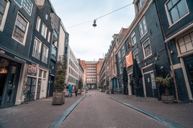 Amsterdam, Hollanda - 18 Mart 2020: Tarihi şehir merkezinde, karantinada, kapalı mağazalarda ve restarhalarda, Coronavirus salgını, Covid-19 tehlikesi