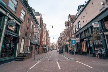 Amsterdam, Hollanda - 18 Mart 2020: Tarihi şehir merkezinde, karantinada, kapalı mağazalarda ve restarhalarda, Coronavirus salgını, Covid-19 tehlikesi