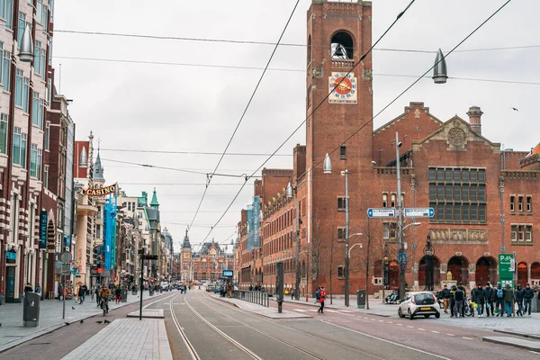 Amsterdam, Países Bajos - 18 de marzo de 2020: Calles medio vacías del centro histórico de Ámsterdam, pocas personas y turistas en las calles, ciudad en cuarentena debido al brote de infección por Coronavirus — Foto de Stock