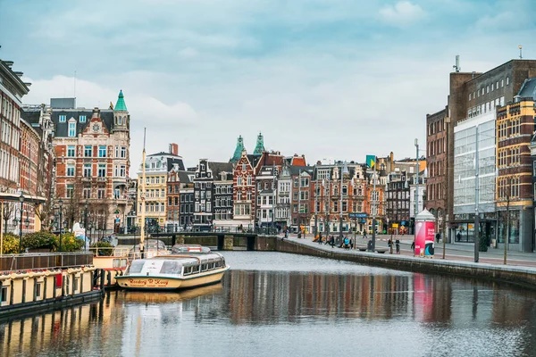 Amsterdam, Nizozemsko - 18. března 2020: Poloviční prázdné ulice historického centra Amsterdamu, jen málo lidí a turistů na ulicích, město v karanténě kvůli vypuknutí nákazy koronavirem — Stock fotografie