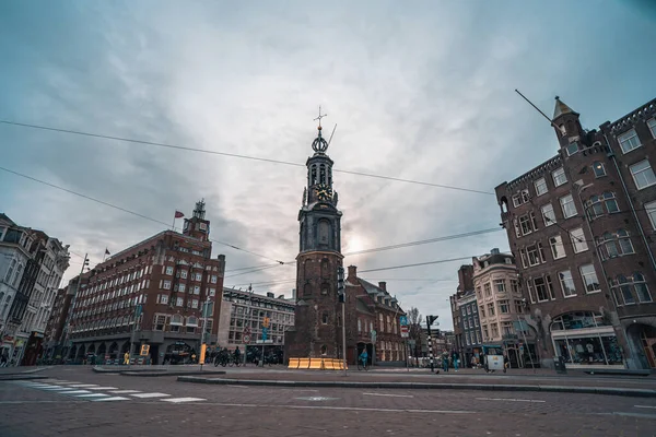 Amsterdam, Nizozemsko - 18. března 2020: Poloviční prázdné ulice historického centra Amsterdamu, jen málo lidí a turistů na ulicích, město v karanténě kvůli vypuknutí nákazy koronavirem — Stock fotografie