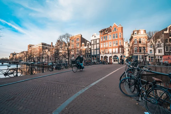 Amsterdam, 18 maart 2020: Lege Amsterdamse straten zonder mensen in historisch centrum, quarantaine, gesloten winkels en herstart-tantes, uitbraak van Coronavirus, Covid-19 gevaar — Stockfoto