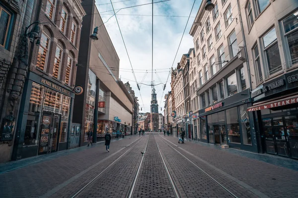 Amsterdam, Países Bajos - 18 de marzo de 2020: Calles vacías de Ámsterdam sin gente en el centro histórico, cuarentena, tiendas cerradas y reinicios, brote de Coronavirus, peligro de Covid-19 — Foto de Stock