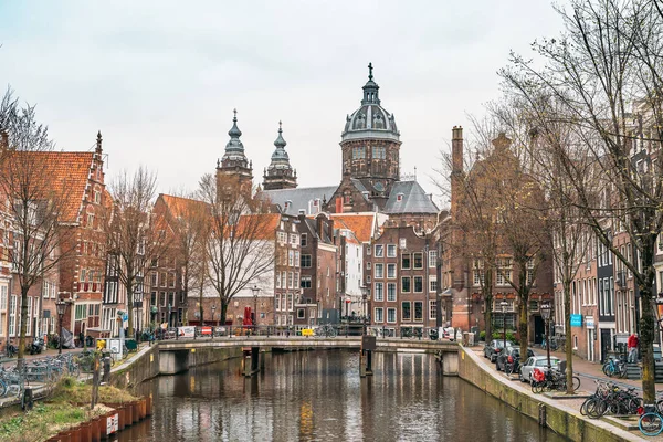 Amsterdam, 18 maart 2020: Typisch Amsterdams uitzicht met grachten en smalle gebouwen. Halflege straten zonder mensen, gesloten winkels en restaurants, quarantaine, uitbraak van het Coronavirus — Stockfoto