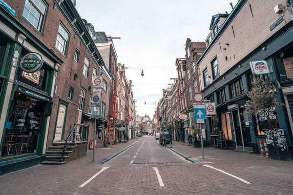 Amsterdam, Países Bajos - 18 de marzo de 2020: Calles vacías de Ámsterdam sin gente en el centro histórico, cuarentena, tiendas cerradas y reinicios, brote de Coronavirus, peligro de Covid-19 — Foto de Stock