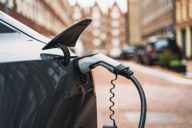 Elektrikli araba şarj kablosu ile şarj ediliyor.