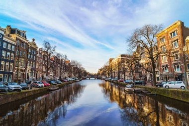 İlkbahar günü Amsterdam Kanalı 'nın güzel manzarası. Amsterdam Hollanda 'nın başkentidir. Eski kasaba.