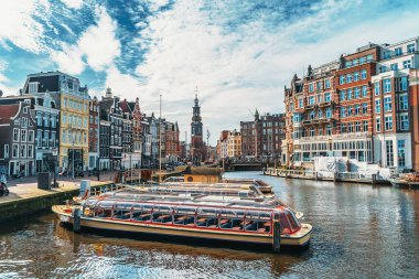 İlkbaharda Amsterdam. Coronavirus Covid-19 salgını nedeniyle karantinadaki boş şehir. Ünlü Hollanda kanalları ve büyük şehir manzarası, Hollanda, Avrupa