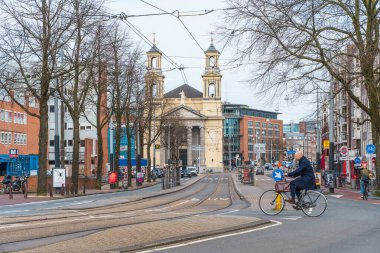Amsterdam, Hollanda - Mart 2020: Hollanda 'nın boş caddeleri. Coronavirus Covid-19 salgını nedeniyle şehir karantinada.