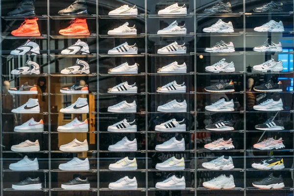 Amsterdam, Países Bajos - Marzo 2020: Zapatillas de deporte o zapatillas de deporte en la tienda de deporte — Foto de Stock