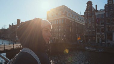 Amsterdam caddesinde bahar güneşinin tadını çıkaran güzel bir kızın portresi.