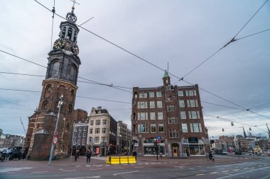 Amsterdam, Hollanda - 18 Mart 2020: Coronavirus Covid-19 salgını ve şehirde karantina nedeniyle şehir merkezindeki kapalı restoranlar ve dükkanlar