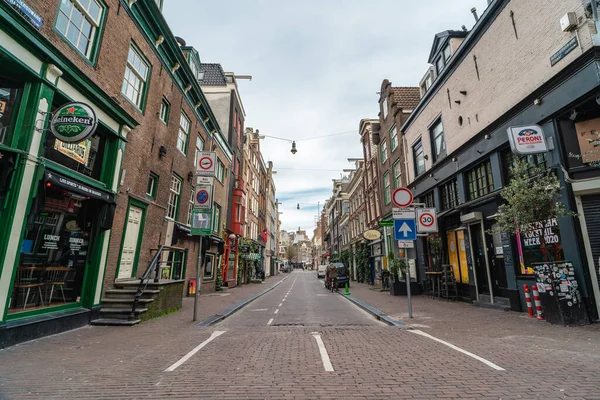 Amsterdam, Nizozemsko - 2020 18. března: Prázdné ulice v centru Amsterdamu bez lidí, uzavřené restaurace a obchody v historickém centru kvůli epidemii a karanténě Coronaviru Covid-19 ve městě — Stock fotografie
