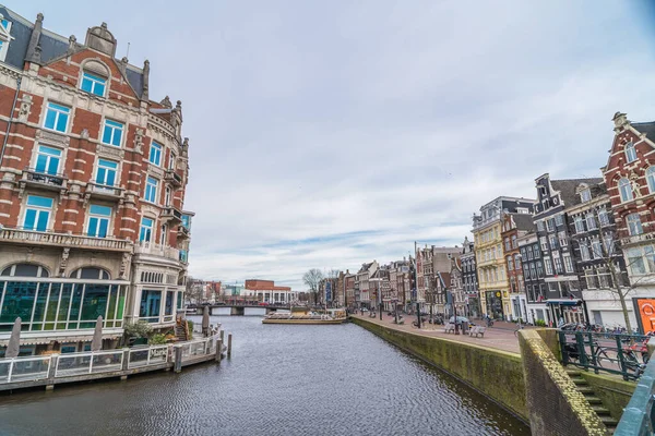 Amsterdam, Nederland - 2020 18 maart: Lege Amsterdamse binnenstraten zonder mensen, gesloten restaurants en winkels in historisch centrum door Coronavirus Covid-19 uitbraak en quarantaine in de stad — Stockfoto