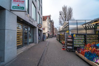 Amsterdam, Hollanda - 18 Mart 2020: Coronavirus Covid-19 nedeniyle şehir merkezindeki kapalı restoranlar ve dükkanlar ve şehirlerdeki karantina