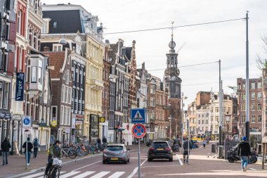 Amsterdam, Hollanda - 18 Mart 2020: Coronavirus Covid-19 ve şehirde karantina nedeniyle halk olmadan Amsterdam şehir merkezi sokaklarının boşaltılması