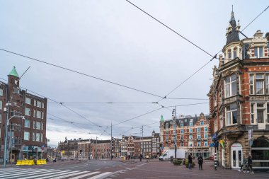 Amsterdam, Hollanda - 18 Mart 2020: Coronavirus Covid-19 salgını ve şehirde karantina nedeniyle şehir merkezindeki kapalı restoranlar ve dükkanlar