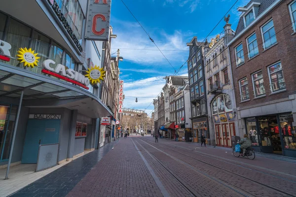 Amsterdam, Nizozemsko - 2020 18. března: Prázdné ulice v centru Amsterdamu bez lidí, uzavřené restaurace a obchody v historickém centru kvůli Coronavirus Covid-19 a karanténě ve městě — Stock fotografie