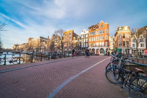 Amsterdam, Nederland - 2020 18 maart: Lege Amsterdamse binnenstraten zonder mensen, gesloten restaurants en winkels in historisch centrum door Coronavirus Covid-19 uitbraak en quarantaine in de stad — Stockfoto