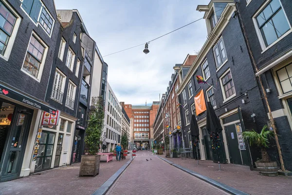 Amsterdam, Países Bajos - 2020 18 de marzo: Calles vacías del centro de Ámsterdam sin gente, restaurantes cerrados y tiendas en el centro histórico debido a Coronavirus Covid-19 y cuarentena en la ciudad — Foto de Stock