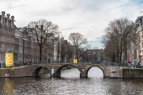 Amsterdam, Nederland - 2020 18 maart: Lege Amsterdamse binnenstraten, bruggen zonder mensen door het Coronavirus Covid-19 en quarantaine in de stad — Stockfoto