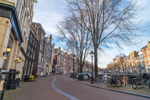 Amsterdam, Alankomaat - 2020 maaliskuu 18: Tyhjät Amsterdamin keskustan kadut ilman ihmisiä, suljetut ravintolat ja kaupat historiallisessa keskustassa Coronavirus Covid-19 epidemian ja karanteenin vuoksi — kuvapankkivalokuva