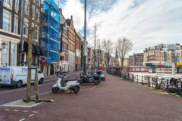 Amsterdam, Nederland - 2020 18 maart: Lege straten in het centrum van Amsterdam zonder mensen door het Coronavirus Covid-19 en quarantaine in de stad — Stockfoto