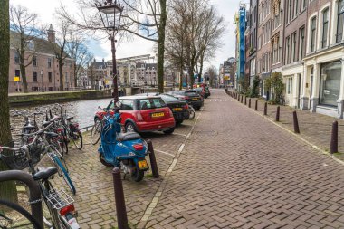 Amsterdam, Hollanda - 18 Mart 2020: Coronavirus Covid-19 ve şehirde karantina nedeniyle halk olmadan Amsterdam şehir merkezi sokaklarının boşaltılması