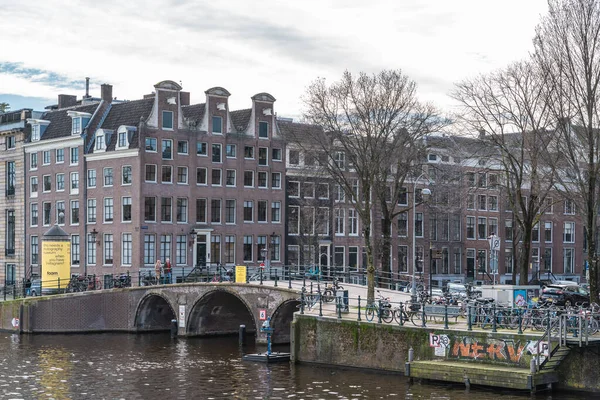 Amsterdam, Nederland - 2020 18 maart: Lege Amsterdamse binnenstraten, bruggen zonder mensen door het Coronavirus Covid-19 en quarantaine in de stad — Stockfoto