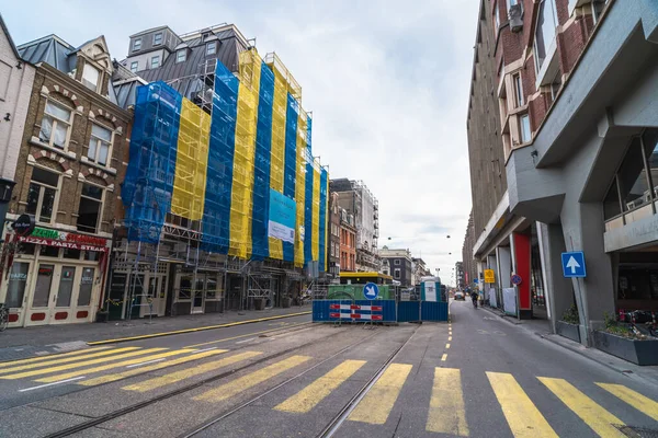 Amsterdam, Niederlande - 2020 18. März: Leere Straßen in der Innenstadt von Amsterdam ohne Menschen, geschlossene Restaurants und Geschäfte im historischen Zentrum wegen Coronavirus Covid-19 und Quarantäne in der Stadt — Stockfoto