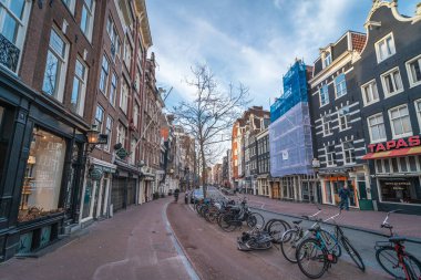 Amsterdam, Hollanda - 18 Mart 2020: Coronavirus Covid-19 salgını ve şehirde karantina nedeniyle şehir merkezindeki kapalı restoranlar ve dükkanlar