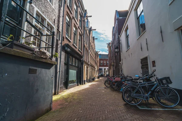 Calle vacía del centro de Ámsterdam sin gente. Países Bajos coronavirus covid-19 brote, ciudad en cuarentena — Foto de Stock