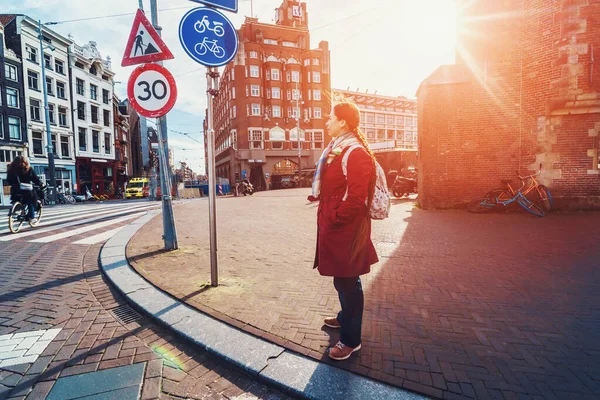 Joven viajera parada en el vacío centro de Ámsterdam sin gente. Países Bajos coronavirus covid-19 brote, ciudad en cuarentena — Foto de Stock