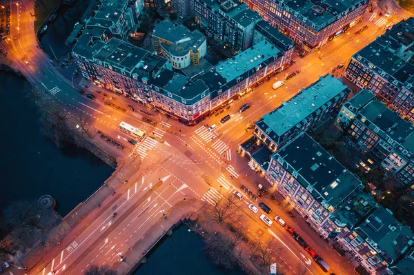 Prachtig uitzicht op de binnenstad van Amsterdam met verlichte straten en autoverkeer, oude historische huizen, drone foto — Stockfoto