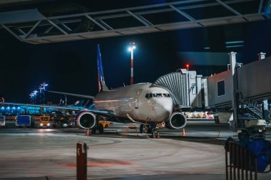 Gece havaalanında uçuştan önce uçak, gökyüzü ulaşımı