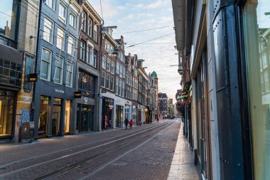 Amsterdam, Hollanda - Mart 2020: Coronavirus salgını, COVID-19, eski Avrupa kentinde karantina altında turistler ve yerel halk olmadan boş şehir manzarası