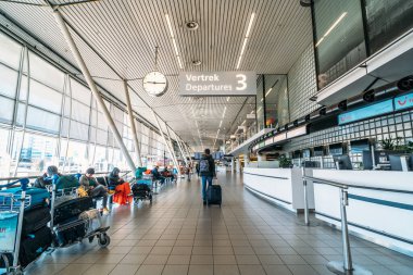 Amsterdam, Hollanda - Mart 2020: Coronavirus Enfeksiyonu Enfeksiyonu Covid-19 nedeniyle az sayıda yolcuyla Amsterdam 'ın içi boş