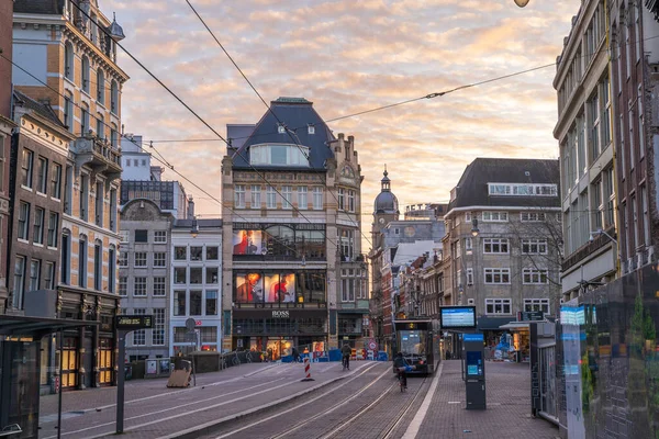 Amsterdam, Países Bajos - Marzo 2020: Paisaje urbano vacío sin turistas y pocas personas locales en el brote de Coronavirus, COVID-19, cuarentena en la vieja ciudad europea — Foto de Stock