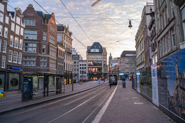 Amsterdam, Nizozemsko - březen 2020: Prázdná městská krajina bez turistů a několika místních obyvatel v Coronaviru, COVID-19, karanténa ve starém evropském městě — Stock fotografie