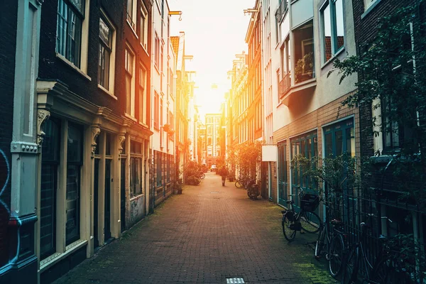 Amsterdam Caddesi, gün batımında şehir merkezinde eski dar bir sokak. — Stok fotoğraf